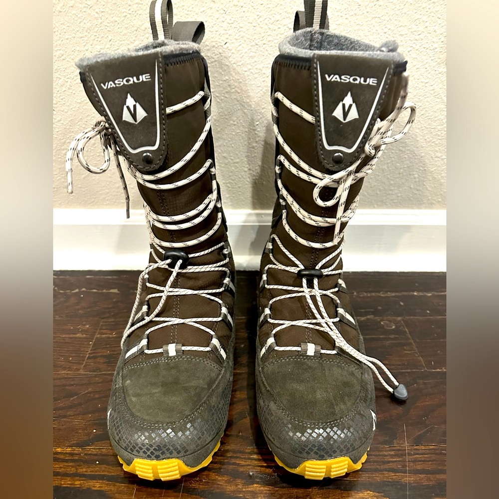 Women’s Vasque size 8.5 snow boots.